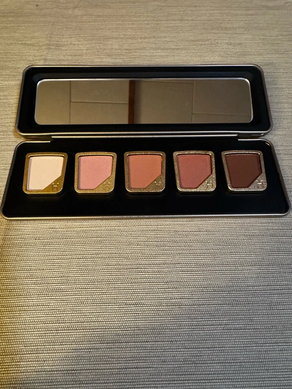 🆕✅HOURGLASS CURATED 5 Pan Palette comes with 5 shadows pictured